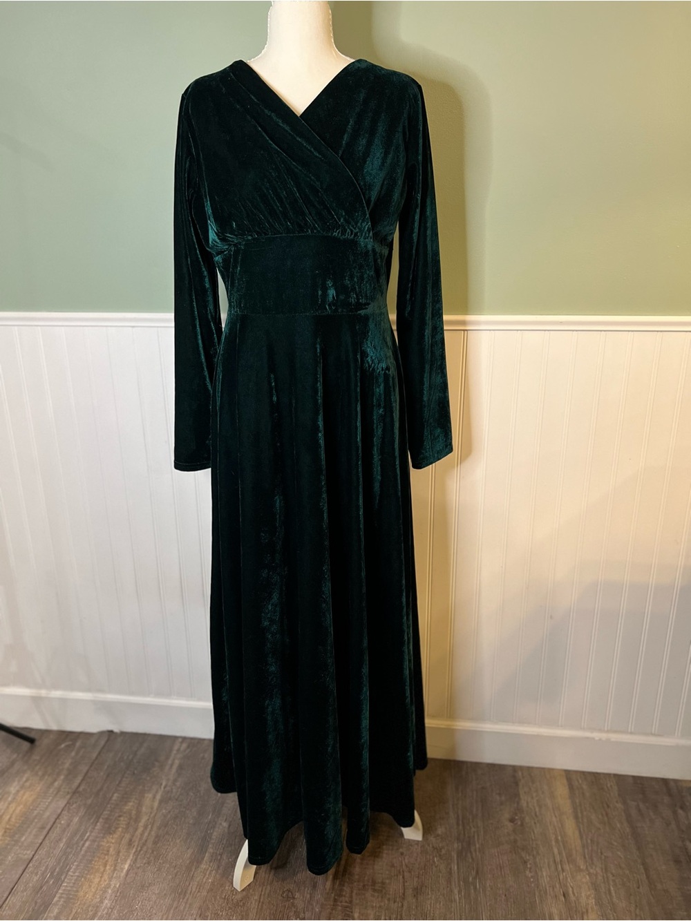 Beautiful Long Sleeve Urban Coco Deep Emerald Green Velvet Maxi Dress. Size L